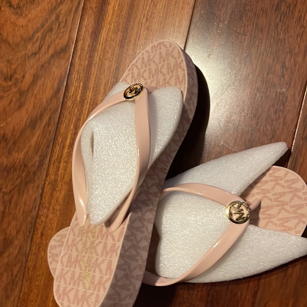 Michael Kors Bedford Flip Flops - Picture 3 of 6
